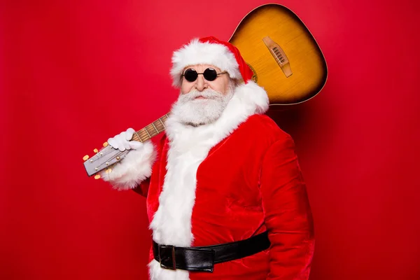 Красивий привабливий Санта в зимових рукавичках спектр — стокове фото