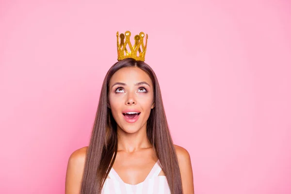 Senhora de estilo de boa aparência com boca aberta longo cabelo morena olhar — Fotografia de Stock