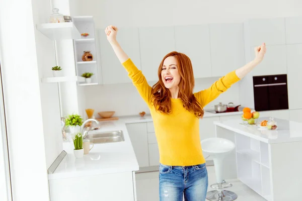 Prachtige dame in de gele trui en denim jeans, op schone duidelijk — Stockfoto