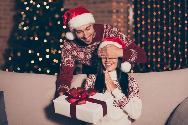 Atraktivní, jemný muž v ornament svetr držet velké bílé balení — Stock fotografie