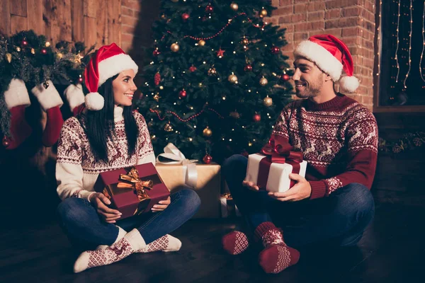 Pełna długość nóżki rozmiar portret dwojga ludzi adorable w je — Zdjęcie stockowe