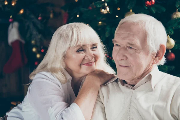 Närbild porträtt av två glada fridfullt vackra bedårande gl — Stockfoto