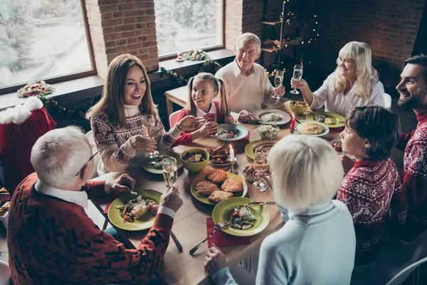 Vue haute au-dessus de l'angle de noel diverses réunions de famille. Joyeux — Photo