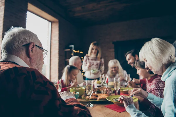诺埃尔晚上家庭聚会, 会议。灰头发的祖父母 — 图库照片