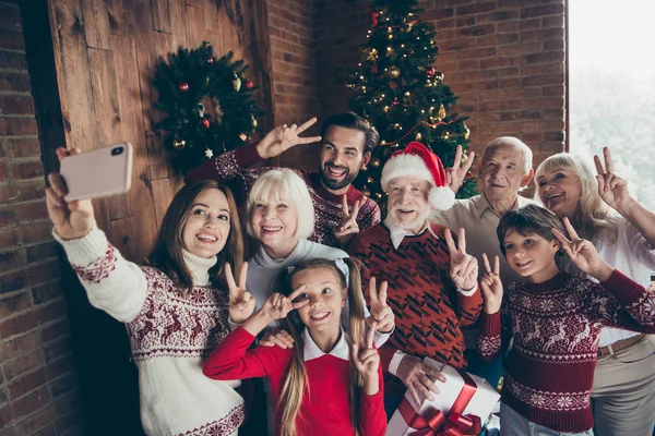 Neşeli tam aile gösteren iki parmak festure v-sign. Noel gat — Stok fotoğraf