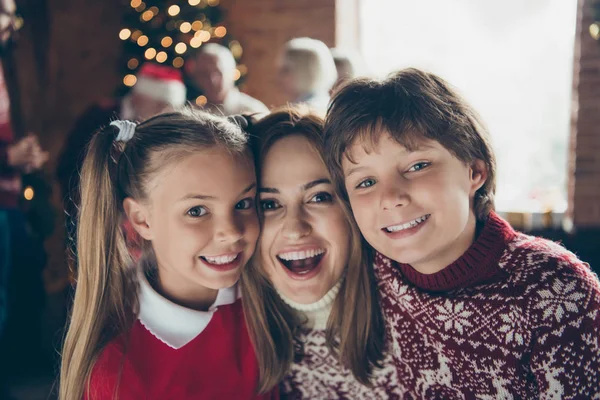 Ritratto di mamma allegra con fratelli. Noel mattina raccolta . — Foto Stock