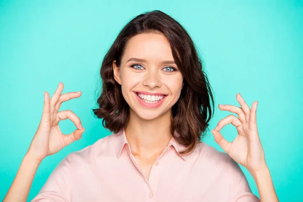 Närbild porträtt av Glad optimistisk attraktiva söt karak — Stockfoto