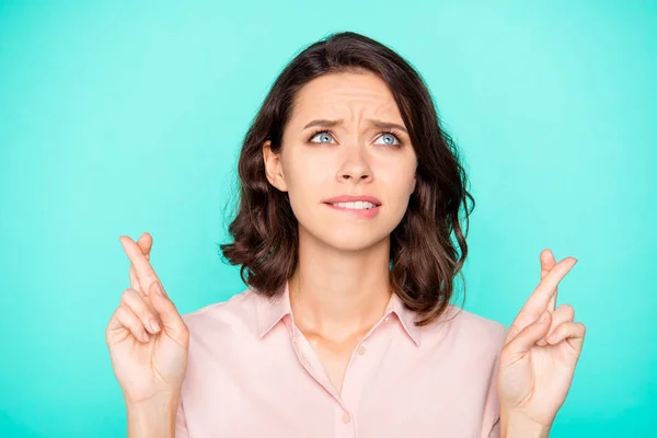 Close-up portret van bang onzeker bezorgd mooi leuk aantrekkelijk — Stockfoto