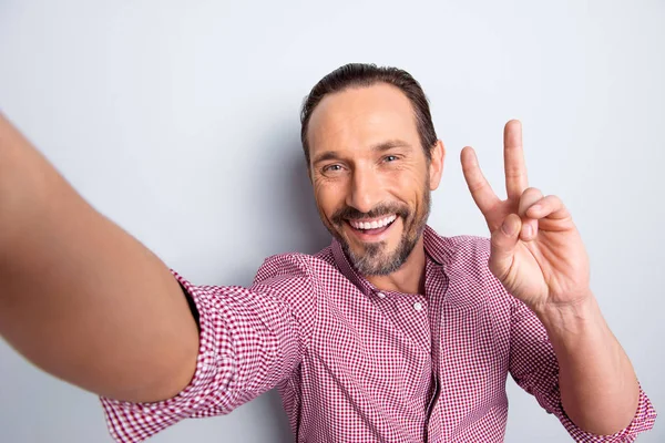 Atraente bonito cerda morena cabelo homem no casual desgaste fazer — Fotografia de Stock