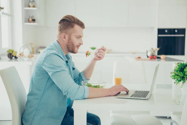 Calma atractivo hombre guapo mirada en la pantalla del gadget de la PC sentarse en — Foto de Stock