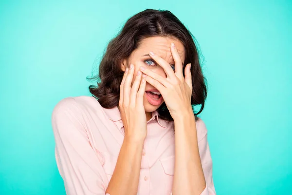 Retrato de nerviosa preocupada atractiva chica encantadora ocultar la cara —  Fotos de Stock