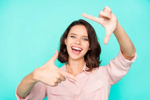 Tres, dos, uno, sonrisa Captura concepto retrato de c alegre — Foto de Stock