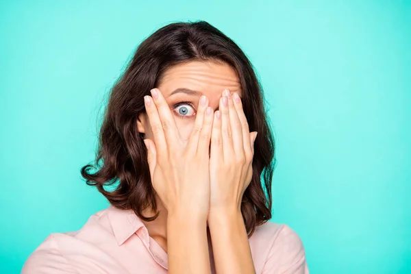 Unglaublich unerwartete Gruselnachrichten. Nahaufnahme Portrait von netten Cu — Stockfoto