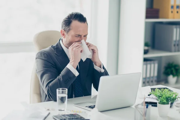 Economista empregado gerente homem não salvo em elegante tendência smoking chique — Fotografia de Stock