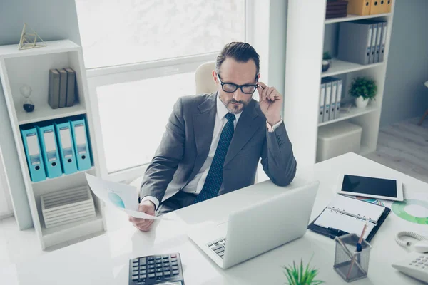 Alto ángulo vista superior agente atractivo economista ceo empleado hombre — Foto de Stock