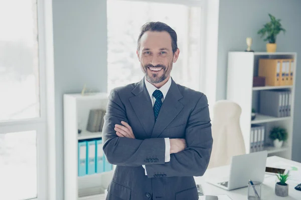 Atractivo hombre guapo de buen desgaste en el stand de desgaste formal ho — Foto de Stock