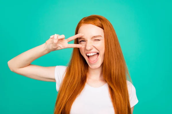 Retrato de adorável positivo alegre feliz bonito brilhante vívido sh — Fotografia de Stock