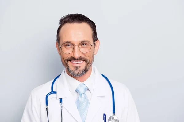 Nahaufnahme Porträt schöner attraktiver, gut aussehender Diagnostiker — Stockfoto