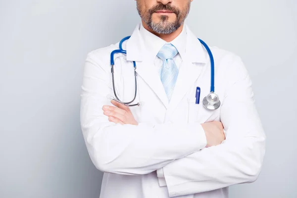 Stethosco와 잘생긴 매력적인 의사의 사진 가까이 잘리지 — 스톡 사진