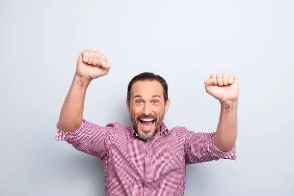 Portret van knappe vrolijk blij aantrekkelijke man in casual chec — Stockfoto