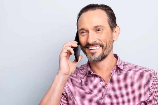 Portret van vrolijke aantrekkelijke knap knap stand isol — Stockfoto