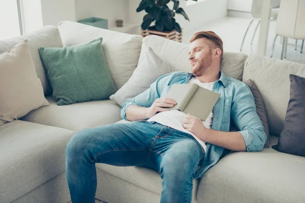 Hombre atractivo con los ojos cerrados dormir se encuentran en la comodidad sofá interior — Foto de Stock