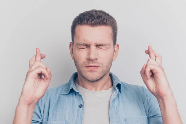 Zblízka portrétní zavřít oči člověka přes prsty na dvě ruce w — Stock fotografie