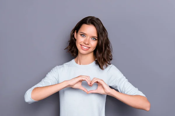 Schön schön attraktiv hübsch charmant schöne Dame mit ihrem b — Stockfoto