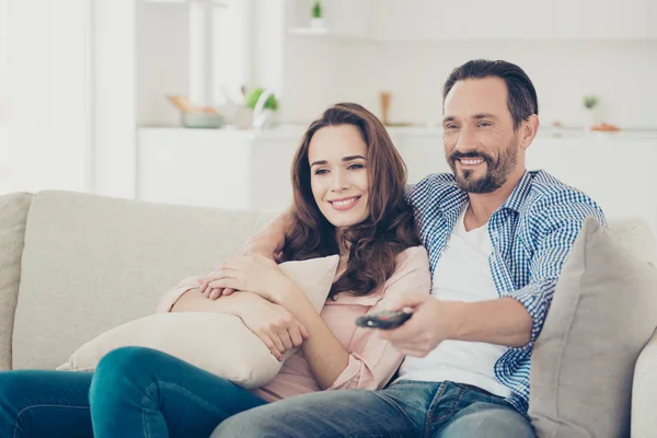 Portret van leuke stijlvolle vrolijke kers echtgenoten dragen denim s — Stockfoto