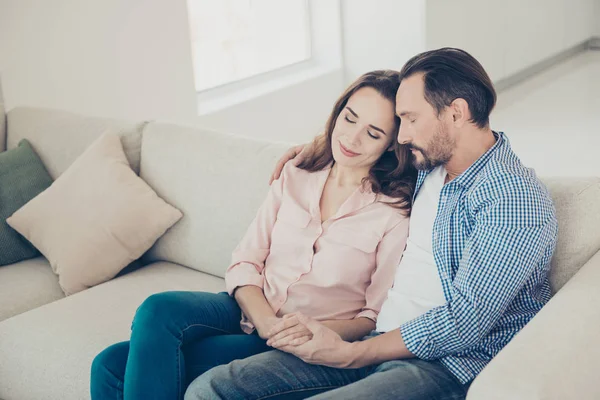 Retrato de bonito soñador hermoso elegante calma cónyuges pacíficos — Foto de Stock