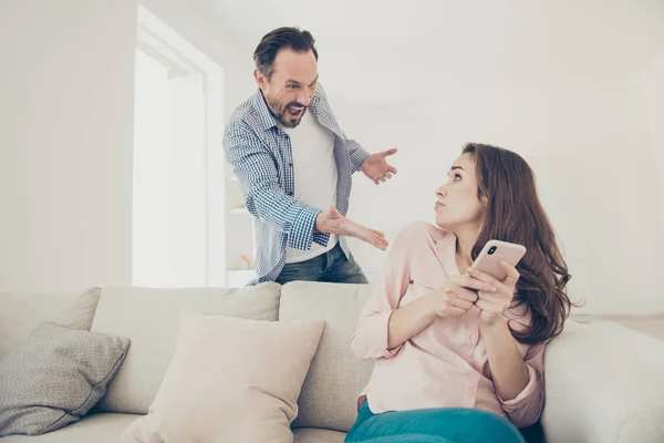 Retrato de tipo nervioso furioso diciendo reclama gran pretensión de lucha — Foto de Stock