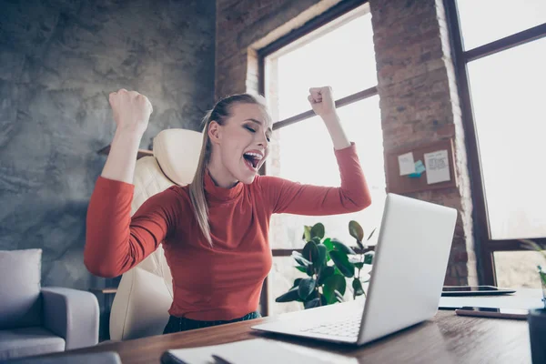 Lage hoek bovenaanzicht advocaat manager marketeer makelaar agent attor — Stockfoto