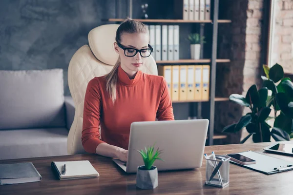 Advokát Manažer marketingu realitní dáma vzhled pomocí notebook pc ga — Stock fotografie