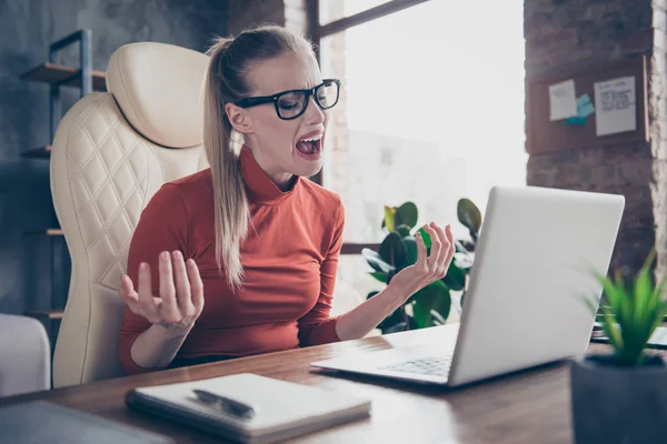 Lage hoek bovenaanzicht mensen persoon dame in brillen bril vorm — Stockfoto