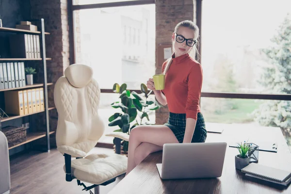 Nice ogende dame goed gekleed in haar bril kort rokje rood — Stockfoto