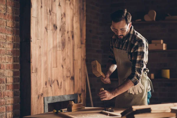 Artesanía tienda habilidades personas concepto de persona. Serio guapo en — Foto de Stock