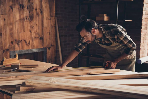 Reparatie reparateur meubilair vliegtuig planer chip stof maken mensen co — Stockfoto