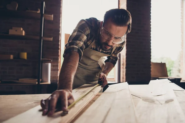 Ремонтник ремонтирует деревянный настил в магазине панельных панелей — стоковое фото