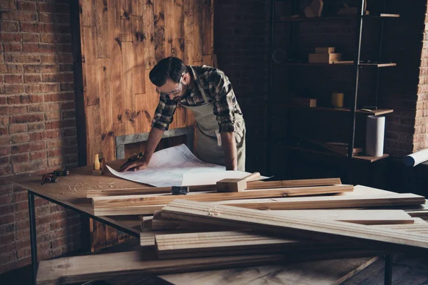 Engineer konstruktör konstruktion skrivbord pappersarbete hand renovering — Stockfoto