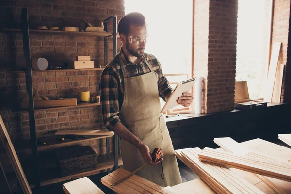 Surfning Läs online konstruktion konstruktör handyman Läs mindre — Stockfoto