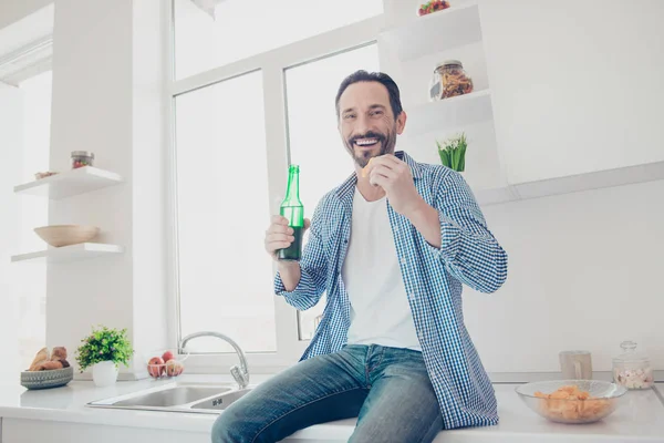 Baixo ângulo vista superior bonito feliz morena cabelo homem sentar-se na mesa — Fotografia de Stock