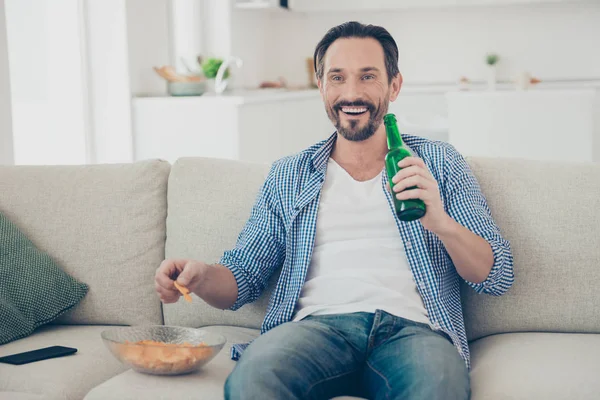 Optimista alegre guapo hombre en casual a cuadros camisa sentarse en — Foto de Stock