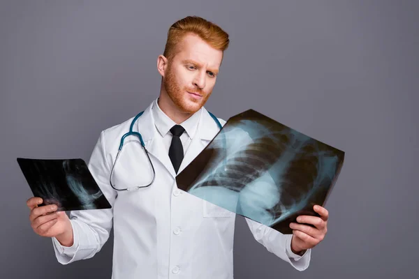 Retrato de guapo tranquilo atractivo buen aspecto médico lo — Foto de Stock