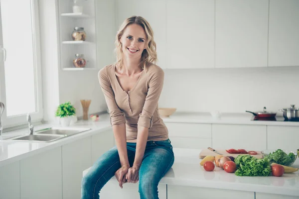 Foto van het mooie goed gekleed blond haar dame met haar whit — Stockfoto