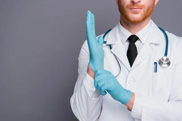 Doc의 자른된 사진 어두운 gr에 고립 된 손에 파란 장갑 박 았 — 스톡 사진