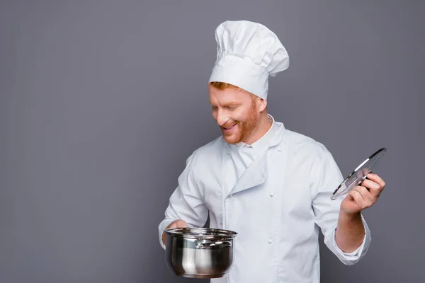 Alegra-te calma bonito homem positivo olhar no utensílio stand isolado — Fotografia de Stock