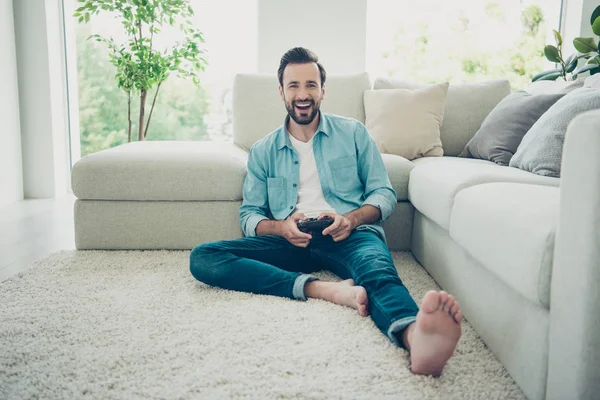 Piernas completas tamaño del cuerpo estilo elegante moda sin afeitar barbudo hombre si — Foto de Stock