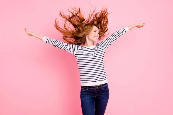 Recreação atraente positivo bonita senhora bonita em casual s — Fotografia de Stock