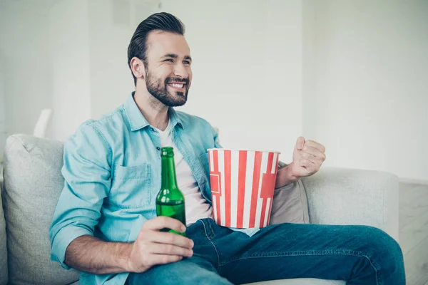 Positivo alegre guapo barbudo hombre con aperitivo y refrescos — Foto de Stock