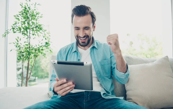 Bajo ángulo vista superior alegre guapo morena pelo barbudo hombre hol — Foto de Stock